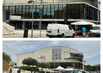 Cagliari, un souk davanti al Teatro Lirico: bancarelle e ambulanti per un indecoroso gran bazar