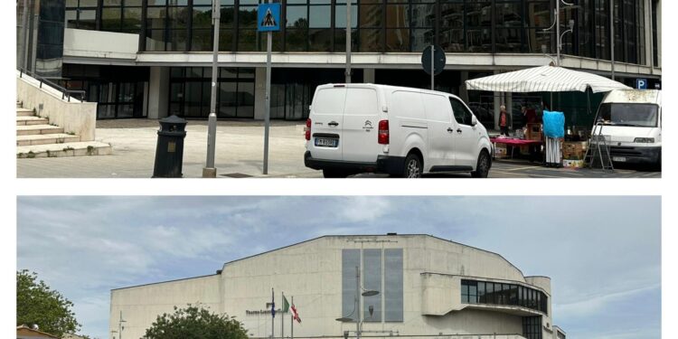 Cagliari, un souk davanti al Teatro Lirico: bancarelle e ambulanti per un indecoroso gran bazar