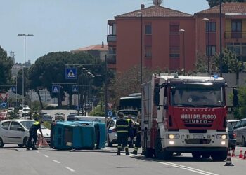 Cagliari, incidente fra via Peretti e via Piero della Francesca a Su Planu: un’auto ribaltata, traffico bloccato