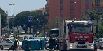 Cagliari, incidente fra via Peretti e via Piero della Francesca a Su Planu: un’auto ribaltata, traffico bloccato