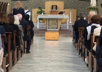 Cagliari, l’ultimo saluto a Nichi Grauso: chiesa gremita e applausi