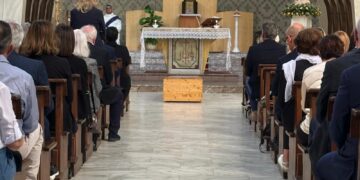 Cagliari, l’ultimo saluto a Nichi Grauso: chiesa gremita e applausi