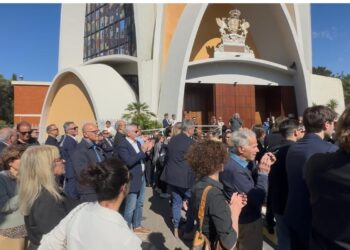 Cagliari, funerali di Nichi Grauso: applausi e commozione alla partenza del carro funebre