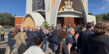 Cagliari, funerali di Nichi Grauso: applausi e commozione alla partenza del carro funebre