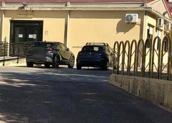 Lo strano caso del parcheggio alle scuole medie di Su Planu: chiuso dopo le polemiche sulla sicurezza ma con due eccezioni-privilegio