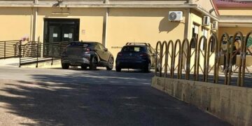 Lo strano caso del parcheggio alle scuole medie di Su Planu: chiuso dopo le polemiche sulla sicurezza ma con due eccezioni-privilegio
