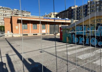 Cagliari, tutto sbarrato ma zero lavori al mercato di San Benedetto: un intero quartiere ostaggio dell’incertezza
