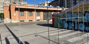 Cagliari, tutto sbarrato ma zero lavori al mercato di San Benedetto: un intero quartiere ostaggio dell’incertezza