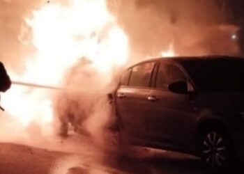 Auto incendiata davanti al cimitero di Cagliari