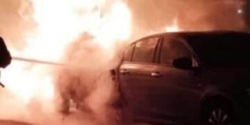 Auto incendiata davanti al cimitero di Cagliari