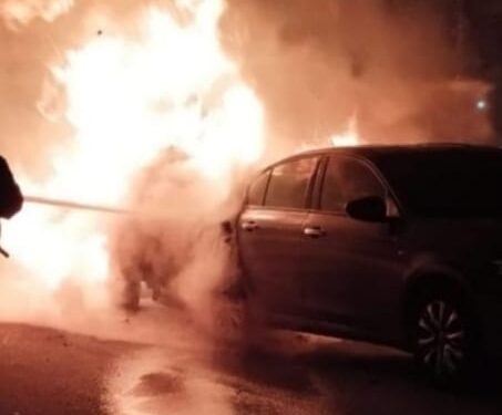 Auto incendiata davanti al cimitero di Cagliari
