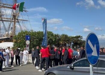 Anche il Cagliari visita l’Amerigo Vespucci, bagno di folla per i rossoblù nel porto baciato dal sole (VIDEO)