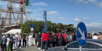 Anche il Cagliari visita l’Amerigo Vespucci, bagno di folla per i rossoblù nel porto baciato dal sole (VIDEO)