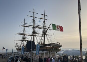 Tutti pazzi per l’Amerigo Vespucci a Cagliari: sold out per visitarla, in tanti vanno a vederla anche da fuori