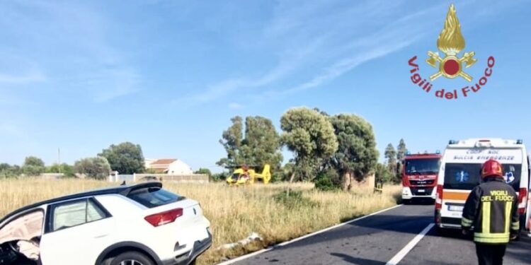 San Giovanni Suergiu, scontro frontale fra due auto: un uomo in codice rosso