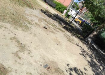 Cagliari, sparite misteriosamente due altalene davanti alla scuola, sos dei genitori: “Urgente procedere alla rimozione dei supporti in ferro, sono un pericolo”