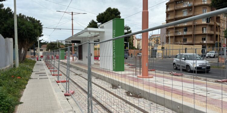 Via ai primi test della metropolitana leggera nei pressi di Piazza Repubblica: si riparte dopo anni (VIDEO)