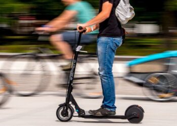 Sinnai, monopattini contromano evitati dalle auto in corsa