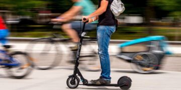 Sinnai, monopattini contromano evitati dalle auto in corsa