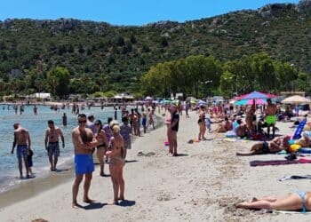 Cagliari, una domenica di spettacolare anticipo dell’estate: con 29 gradi il Poetto è già invaso dai bagnanti