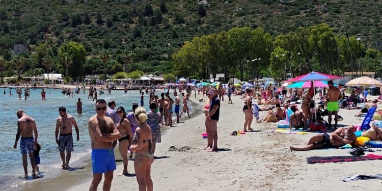 Cagliari, una domenica di spettacolare anticipo dell’estate: con 29 gradi il Poetto è già invaso dai bagnanti