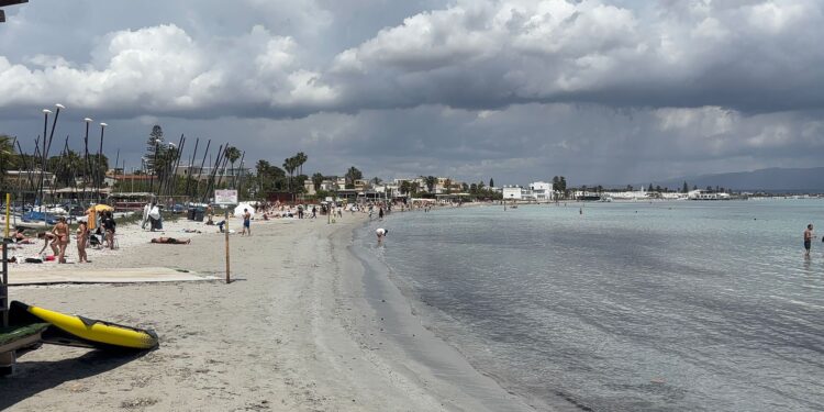 Cagliari, torna l’incubo erosione al Poetto: la spiaggia si è ristretta di 20 metri, altro che ripascimento (VIDEO)
