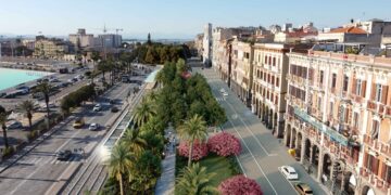 Cagliari, salva un senzatetto sotto i portici di via Roma: giovane donna applica il protocollo di primo soccorso