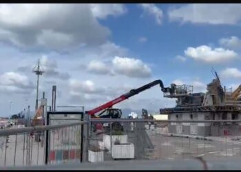 Cagliari, completamente demolita la vecchia stazione marittima: c’è da fare posto a un hotel super lusso (VIDEO)