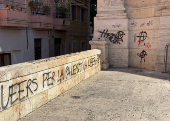 La chiesa di Sant’Anna continua a essere bersaglio degli incivili, prima i rifiuti e ora i graffiti (VIDEO)