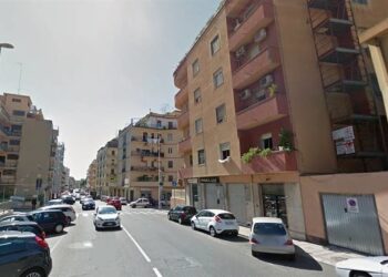 Cagliari, condomini disperati in via della Pineta: “Invalidi e senza ascensore da due mesi, nessuno ci ascolta”
