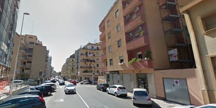 Cagliari, condomini disperati in via della Pineta: “Invalidi e senza ascensore da due mesi, nessuno ci ascolta”