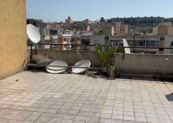 La Cagliari dimenticata nella terrazza di via Ticino, enorme discarica contro il cielo: “Così non possiamo vivere”