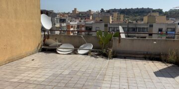 La Cagliari dimenticata nella terrazza di via Ticino, enorme discarica contro il cielo: “Così non possiamo vivere”