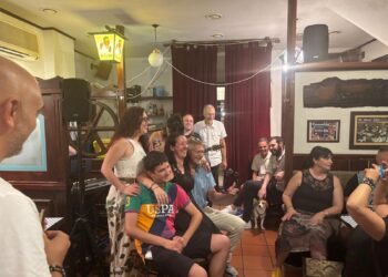 Acoustic Vibes, spettacolare concerto da Karl Heinz: cover a squarciagola nella notte (VIDEO)