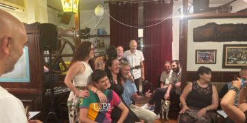 Acoustic Vibes, spettacolare concerto da Karl Heinz: cover a squarciagola nella notte (VIDEO)