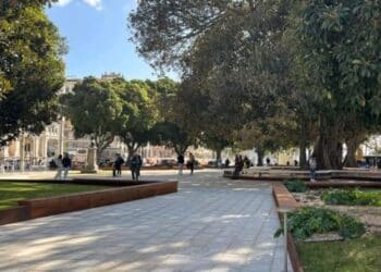 Cagliari, ragazzine molestate in piazza Matteotti da un gruppo di uomini