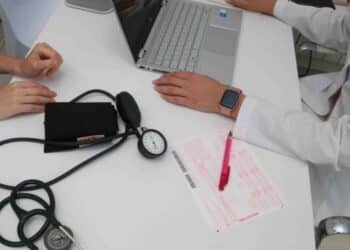 Iglesias, Ares non rifornisce la Asl: “Non abbiamo garze sterili e fasce per le medicazioni, la famiglia deve fornirle agli infermieri”