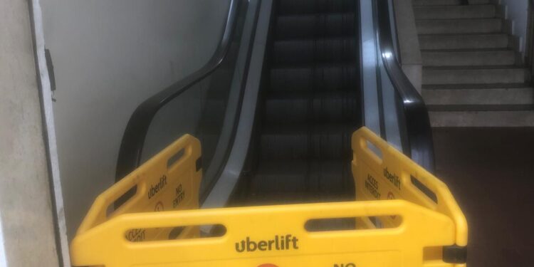 Cagliari, al mercato di via Quirra l’unica scala mobile presente fuori uso da mesi: “Come può salire un invalido come me ?”