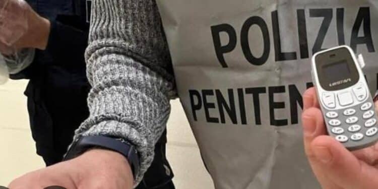 Scoperto con un cellulare nascosto tra i vestiti: denunciato 18enne nel carcere minorile di Quartucciu