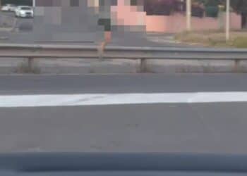 Quartu, runner spericolato brucia lo stop, attraversa la 554 e salta il guardrail: scena da film tra l’incredulità dell’automobilista (VIDEO)