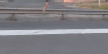 Quartu, runner spericolato brucia lo stop, attraversa la 554 e salta il guardrail: scena da film tra l’incredulità dell’automobilista (VIDEO)