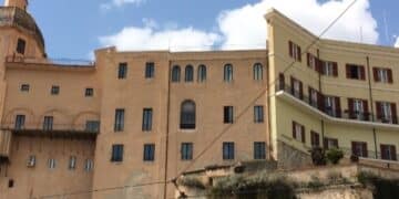 Centrodestra all’attacco sull’Ex Scuola Manno: “Occupazione fuori controllo e pericolo per i cittadini”