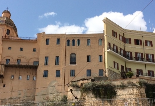 Centrodestra all’attacco sull’Ex Scuola Manno: “Occupazione fuori controllo e pericolo per i cittadini”