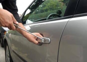 Cagliari, allarme rosso per i furti d’auto: ladri scatenati anche nei cortili privati