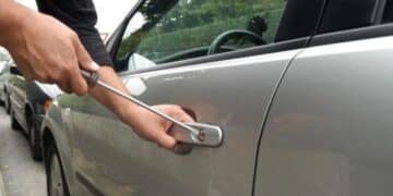 Cagliari, allarme rosso per i furti d’auto: ladri scatenati anche nei cortili privati