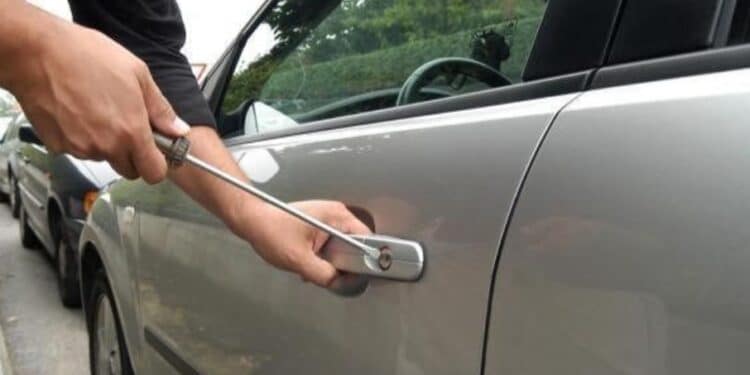 Cagliari, allarme rosso per i furti d’auto: ladri scatenati anche nei cortili privati