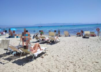 Cagliari, al Poetto il caos dei lettini anche fuori concessione: “La spiaggia è diventata per pochi”