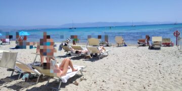 Cagliari, al Poetto il caos dei lettini anche fuori concessione: “La spiaggia è diventata per pochi”