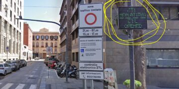 Cagliari, cartelli ZTL con l’inglese “sgrammaticato”: “Aperto” tradotto con Opened invece di Open