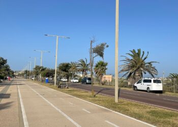 Cagliari, i furbetti fuori dal Corto Maltese: ecco i parcheggi selvaggi sul marciapiede al Poetto